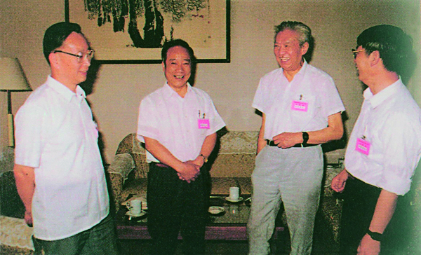 1994年与邹承鲁(右2)、梁栋材(左2)、许根俊(右1)讨论生物大分子国家重点实验室工作