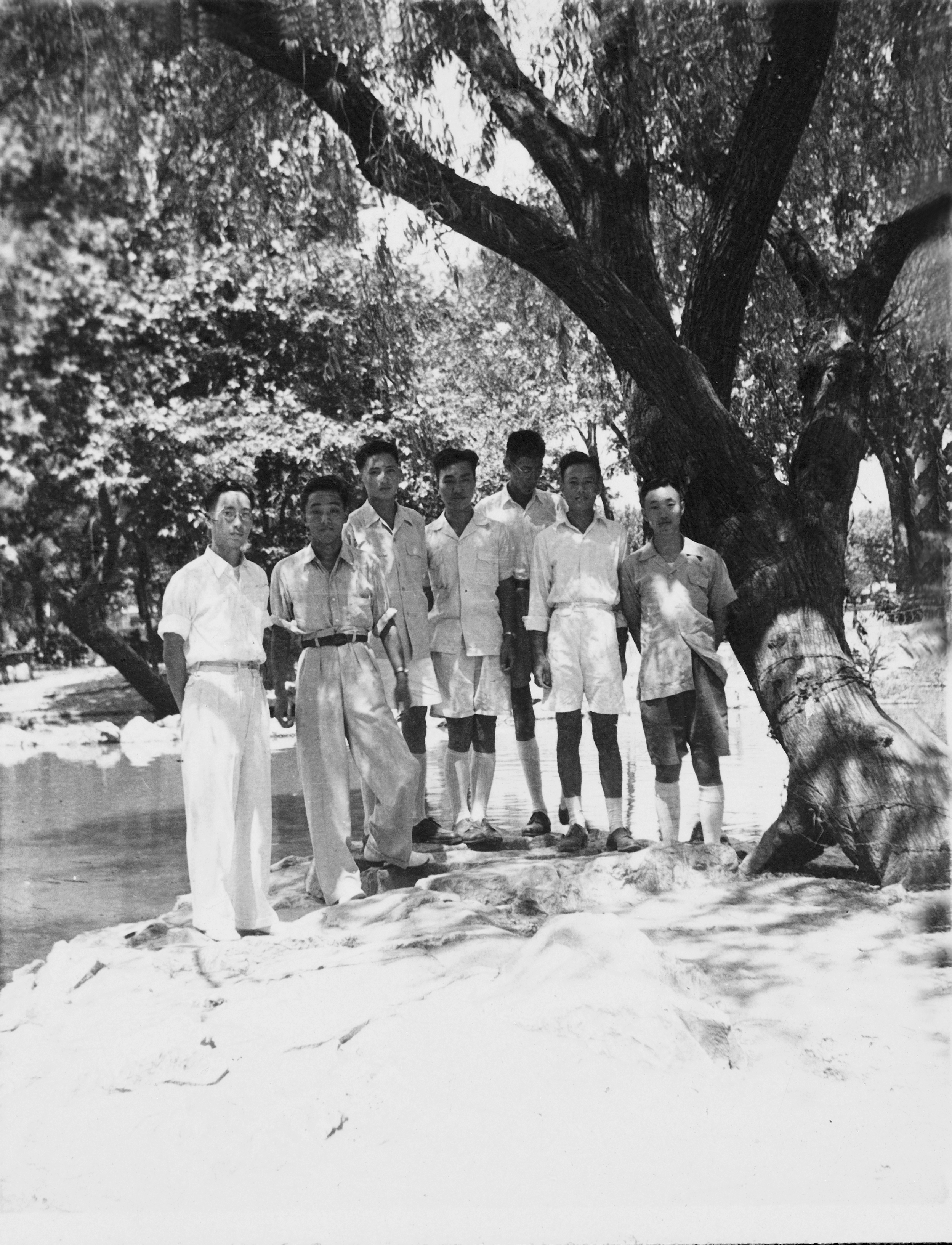 1944-1946年在上海南洋模范中学学习与同班同学合影