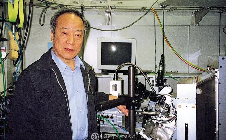 1999年11月，梁栋材在日本筑波高能物理研究所同步辐射光设施BL-6B上实验