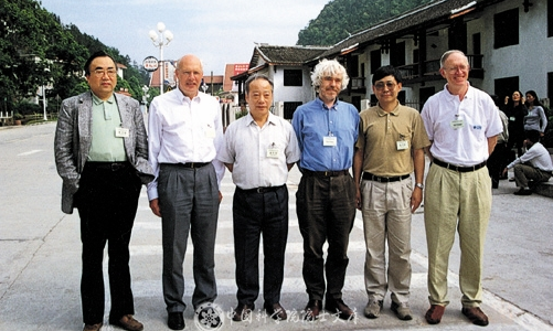 1999年5月，在湖南张家界召开的1999年结构生物学学术讨论会期间，梁栋材(左3)与常文瑞教授(左1)、荷兰科学院院士Hans Vliegenthart教授(左2)、英国皇家学会会员D.Stuart教授(右3)、饶子和教授(右2)及爱丁堡皇家学会会员N.lsaacs教授合影留念。