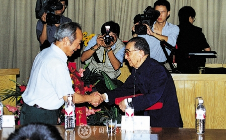 梁栋材向贝老祝寿95寿辰