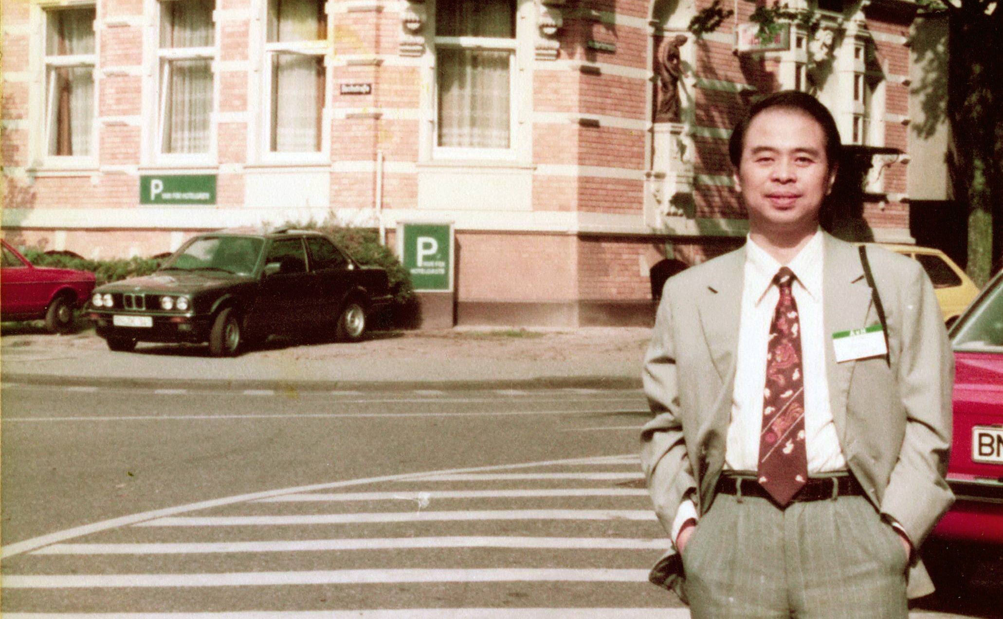 1982-1984年，作为德国洪堡学者（Humboldt Research Fellow），客座德国马克斯－普朗克生物化学研究所Robert Huber实验室