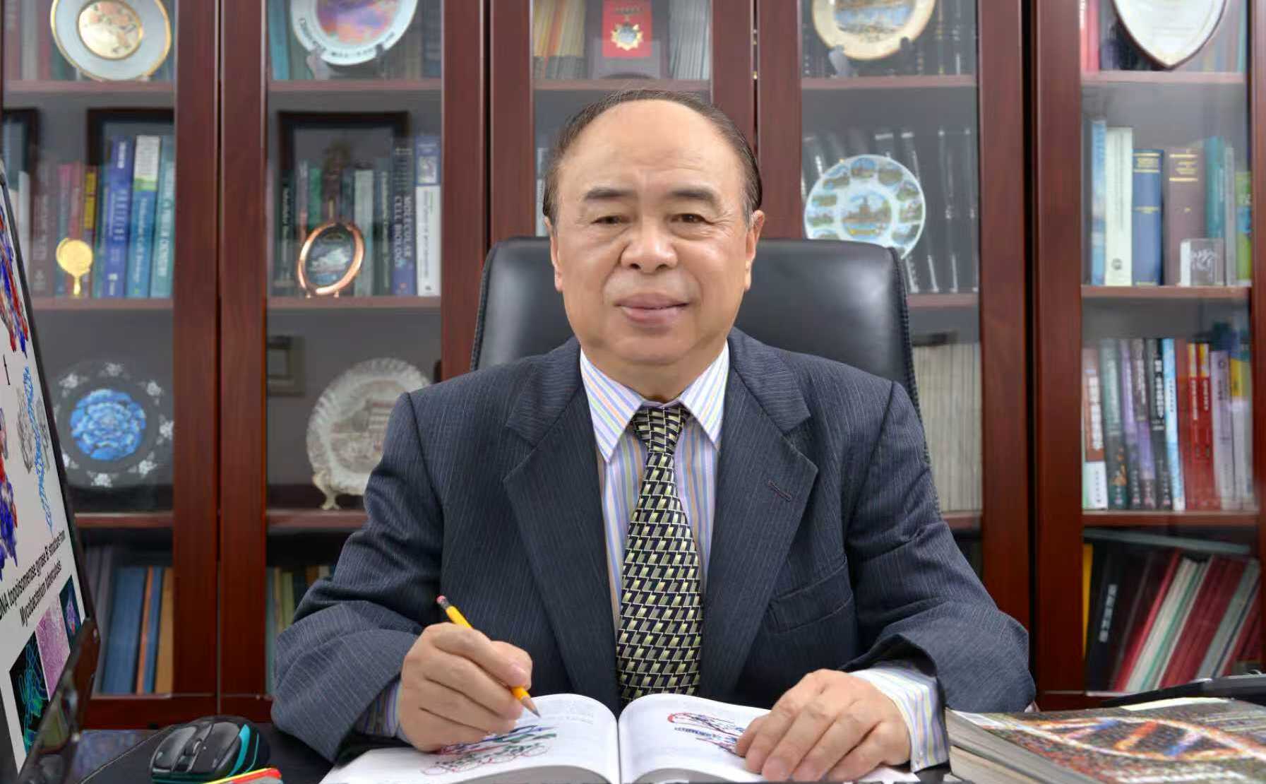 2013年，王大成先生在办公室