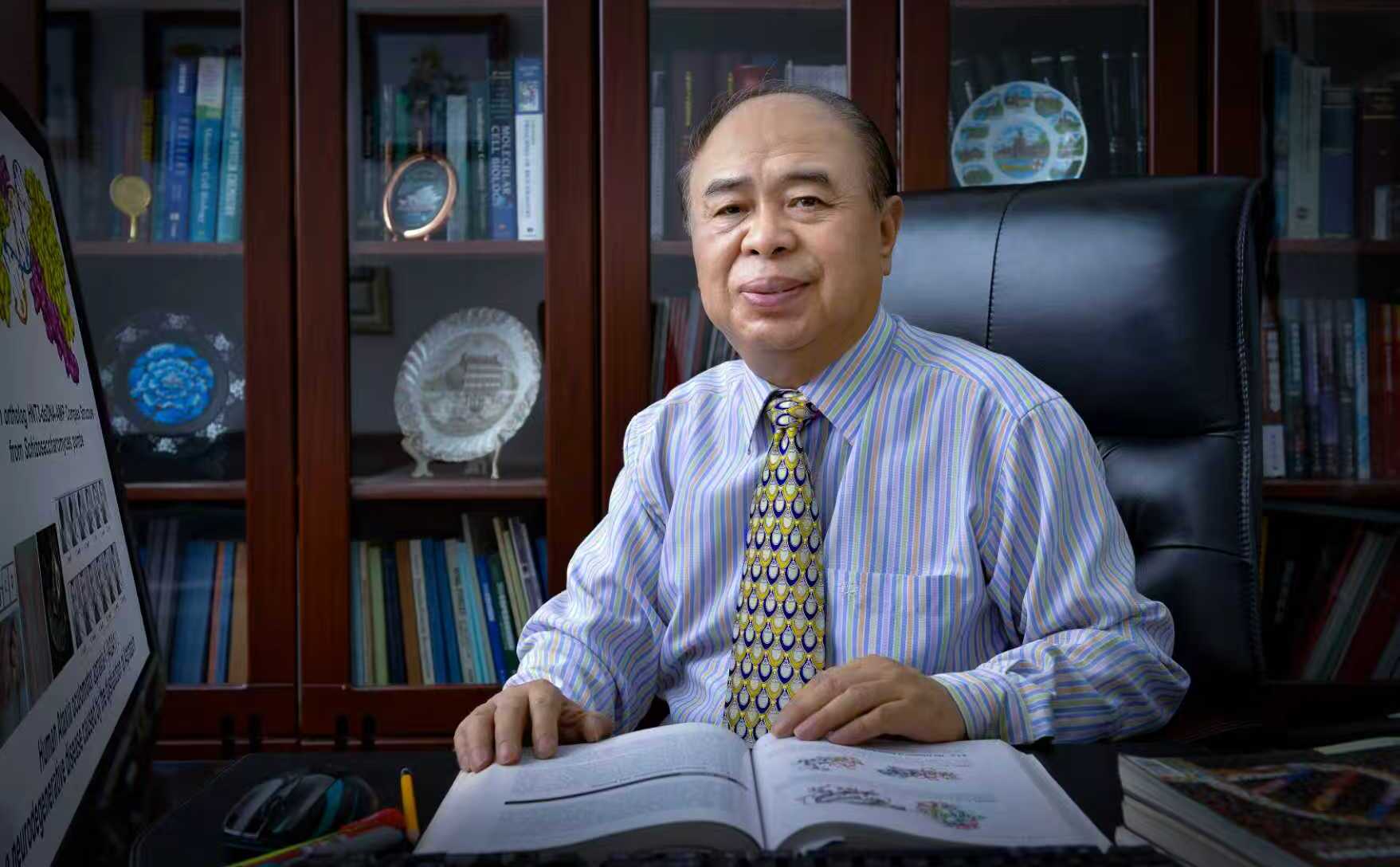 2013年，王大成先生在办公室