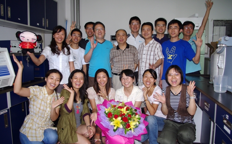 2010年，在实验室与研究生共庆教师节