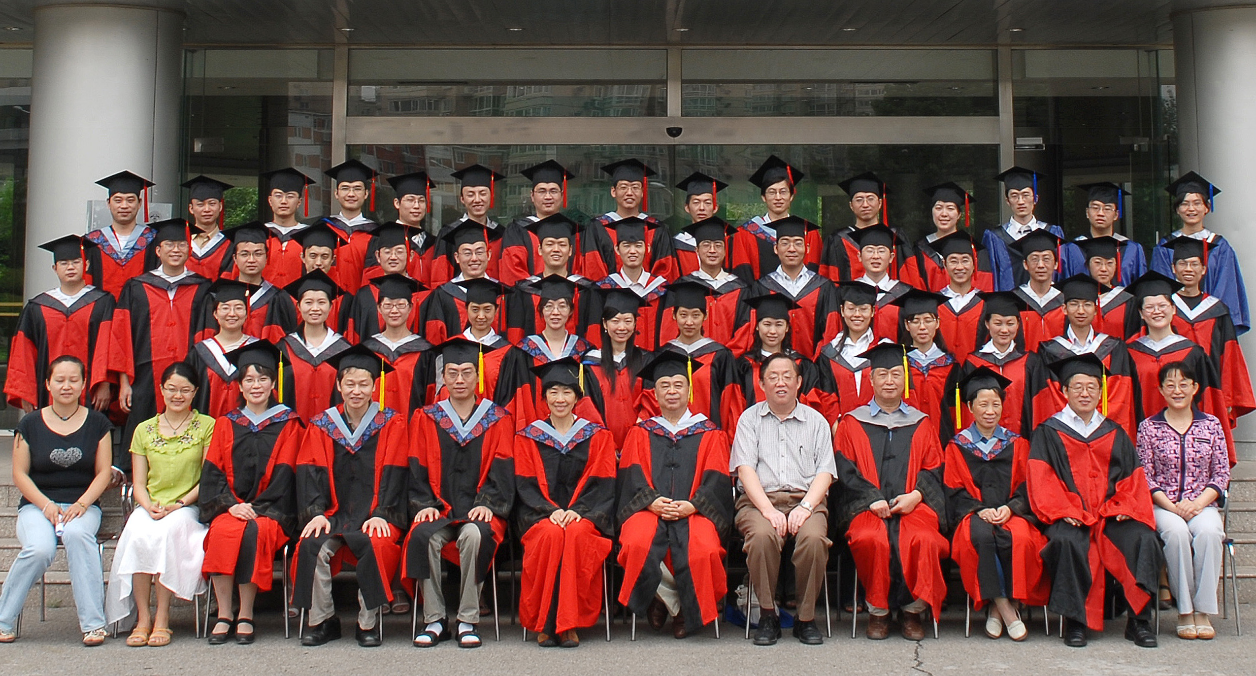 2007年，作为研究所学位委员会主席主持2007年研究生毕业典礼后，与毕业研究生合影
