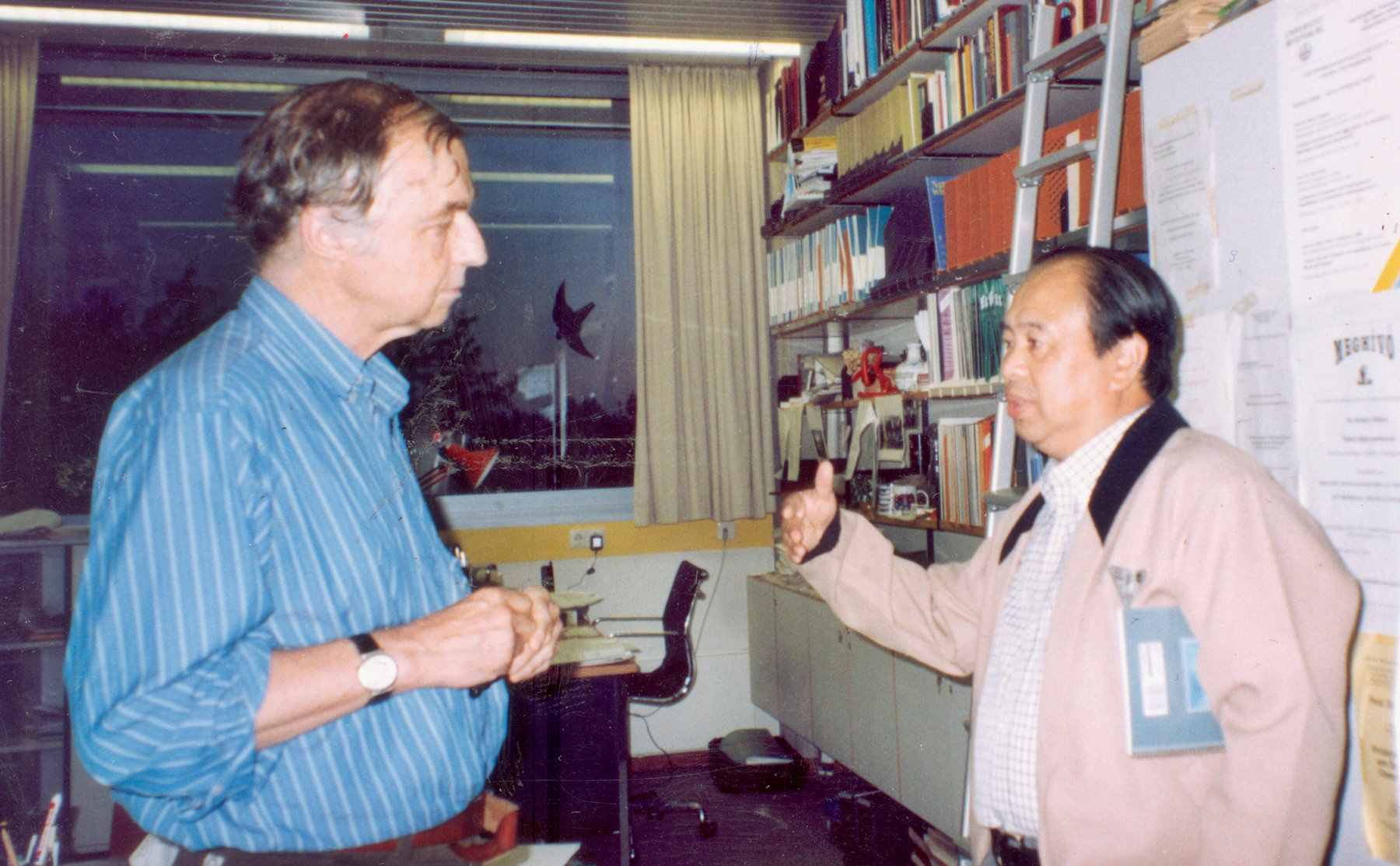 2005年，在访问诺奖获得者R. Huber实验室时与他亲切交谈