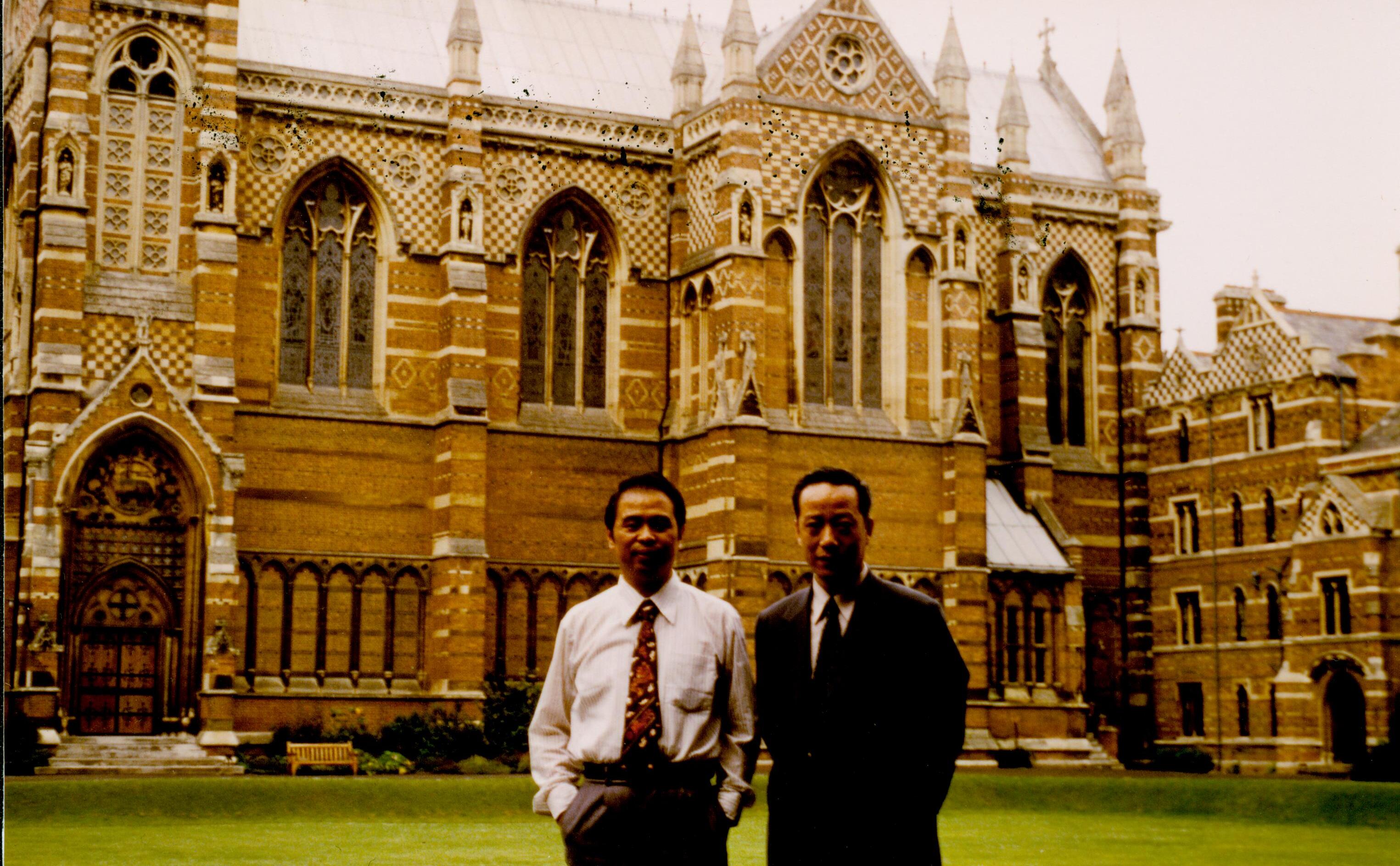 1989年，在英国牛津大学与梁栋材先生合影