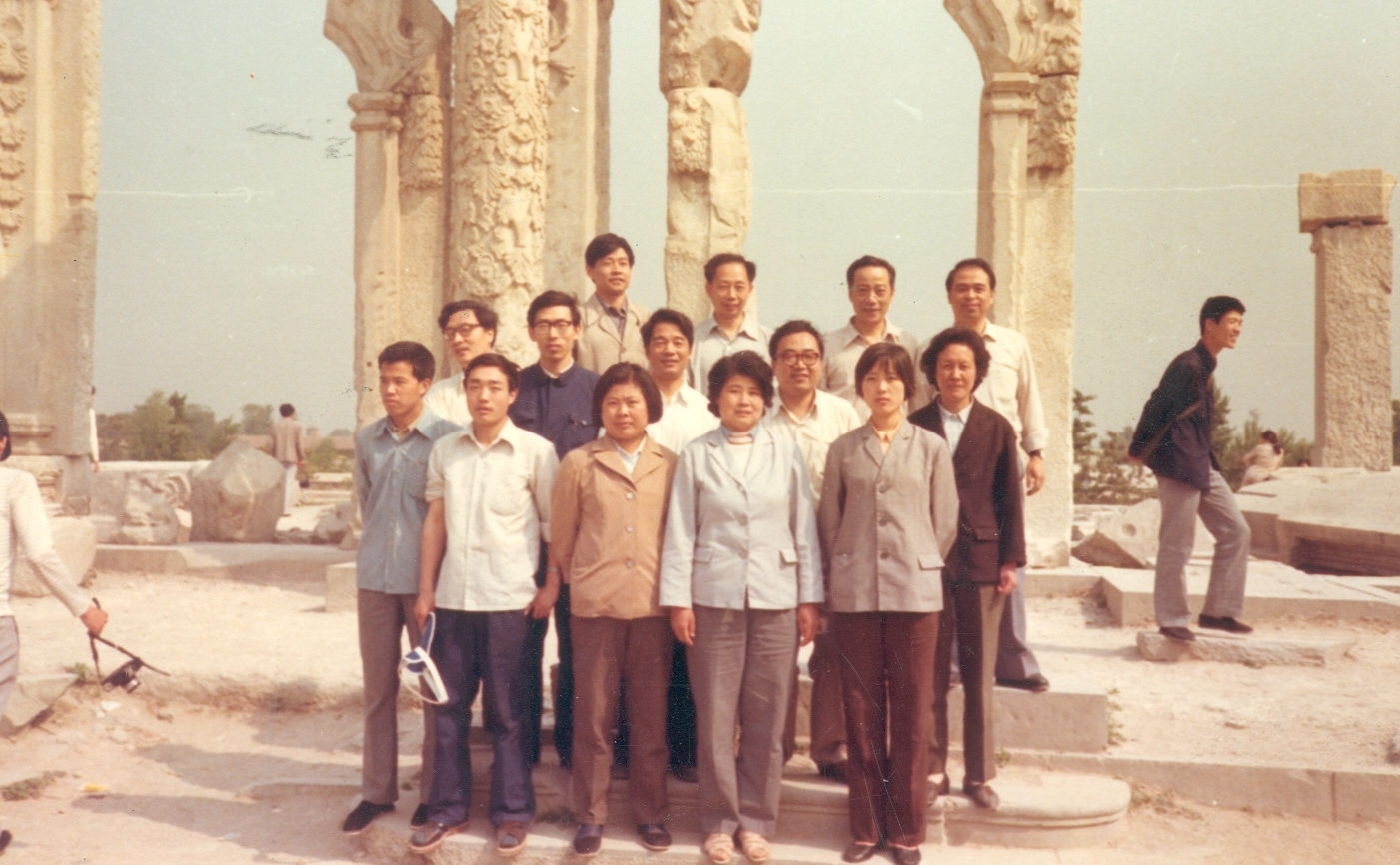 1983年，与梁栋材先生课题组