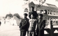 1958年秋，入学中国科技大学，与校友同聚颐和园石舫，期许学业新境界